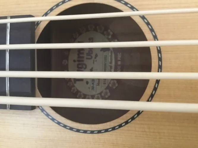 Ubass ukulele tagima novinho com bag