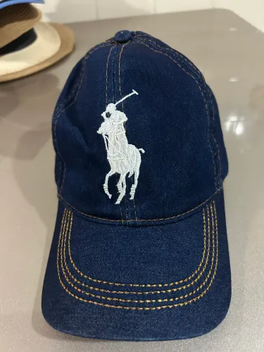 Boné semi novo