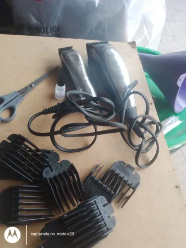 Máquina de corte e outra máquina de acabamento olhar descrição o ki