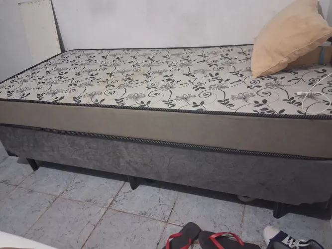 Estou vendendo uma cama box de solteiro  em perfeito estado  valor 450 reais  