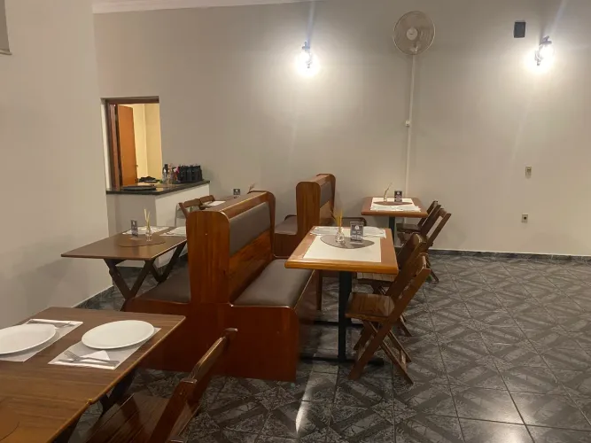 Vendo Conjunto de Bancos e Mesas para Restaurante