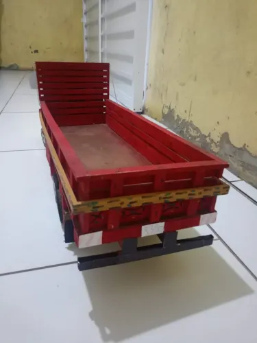 Caminhão de brinquedo artesanal Mercedes