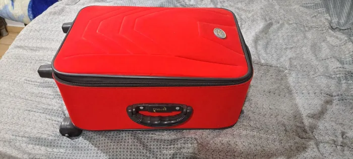 Mala média 20kg para viajar semi nova( usada somente 1 vez).
