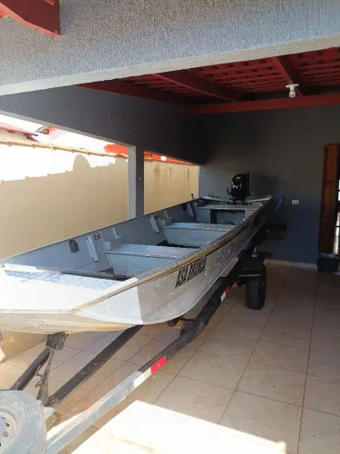 CANOA COM MOTOR E CARRETINHA