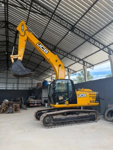 VENDO - ESCAVADEIRA JCB JS210 - Em ótimo estado 