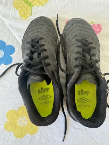 Vendo chuteira da umbro - preta - tamanho 37/38.