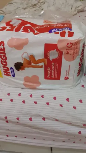 Dois pacotão de fraldas.