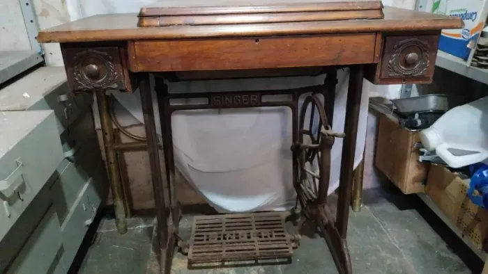 MÁQUINA de costura SINGER ou só o gabinete.