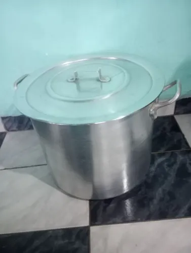 Panela de alumínio.