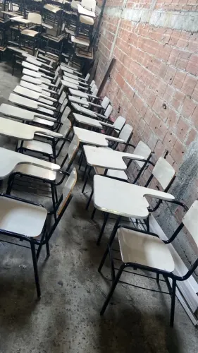 Cadeira universitária prancheta frontal - A partir de R$ 99