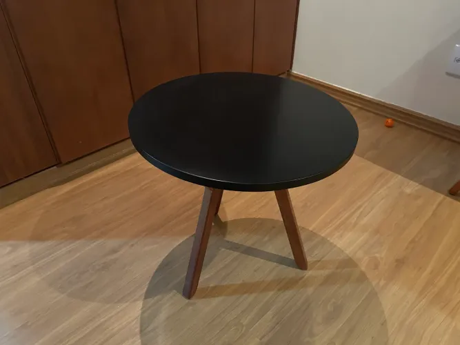 Mesa Lateral Redonda Preta com Pés Amadeirados | Design Moderno
