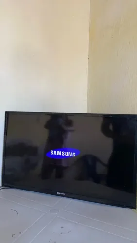 TV Samsung 32? , com marca de uso funcionando perfeitamente.