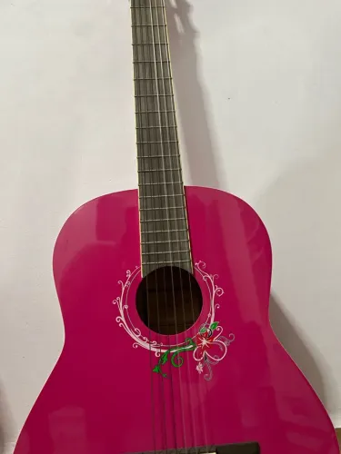 Violão rosa com flores