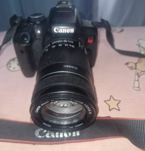 Câmera Cânon t6i com lente 18 -135 com carregador e um brinde