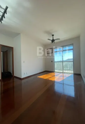 Apartamento impecável na Tijuca.80 m. 2 Quartos (1 Suíte). Varanda. 1 Vaga
