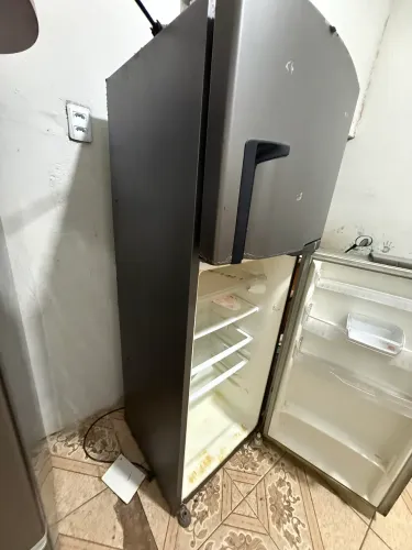Geladeira pra retirar peça! Ler anúncio!!!
