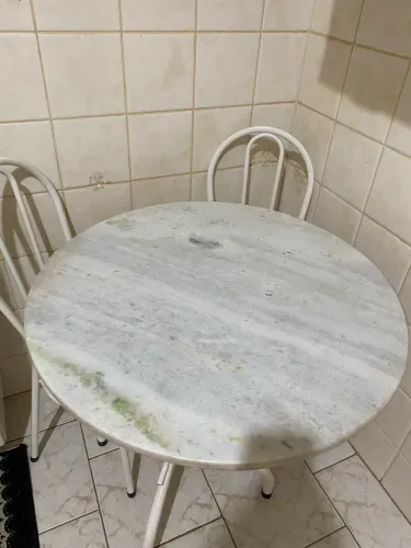 MESA 4 CADEIRAS TAMPO DE MÁRMORE NATURAL