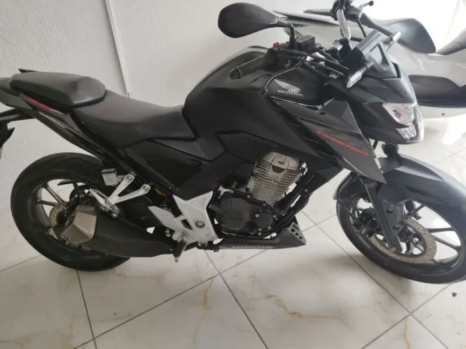 Moto pra vender logo CB300 F 24/24 km baixo demais aceitamos moto na base de troca 