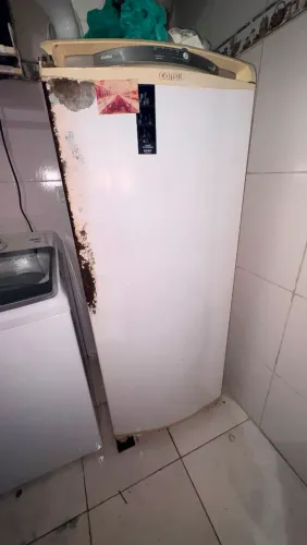 Cama, ventilador e geladeira
