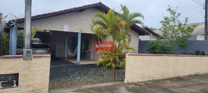 Casa em alvenaria à venda, com dois dormitórios a 700 metros da Praia de Armação, próximo