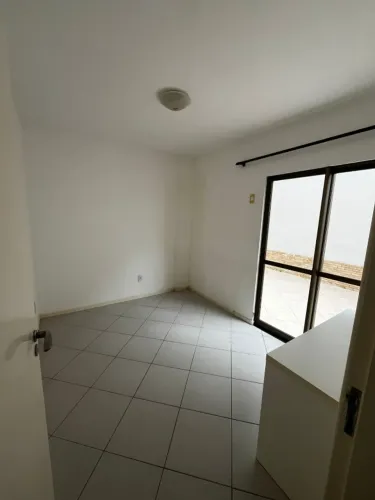 Alugo quarto individual para mulher em apto compartilhado 