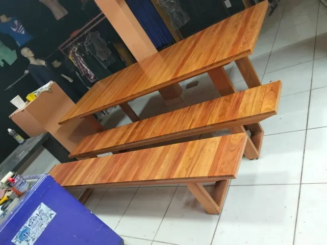 Mesa de jantar com 2 bancos.