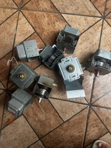 Peças de microondas com defeito 