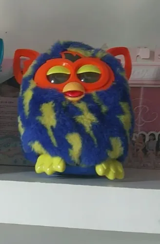 Furby boom azul escuro com raios amarelo 2010
