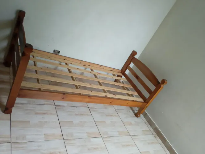 Cama de solteiro.