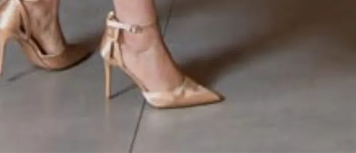 Sapato de bico fino elegante