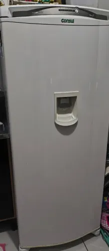 Geladeira Frost Free dispensa na porta