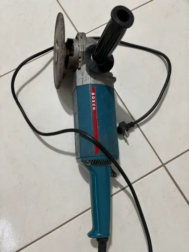 Esmerilhadeira Bosch linha pesada.