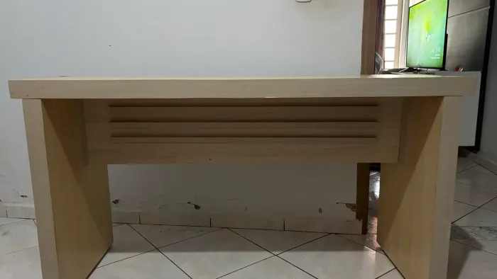 Mesa de Madeira com Design Moderno e Acabamento Amadeirado