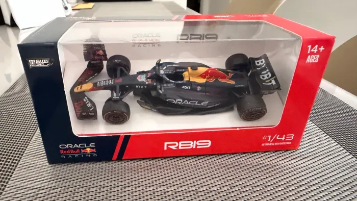 Miniatura Fórmula 1 Redbull RB19 Verstappen 1:43