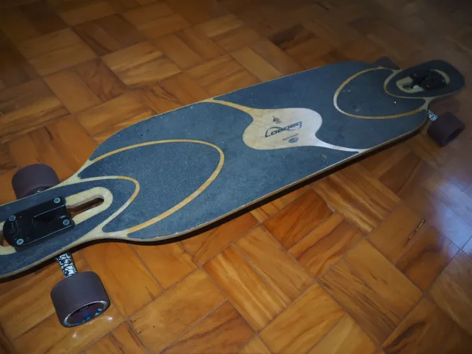 Longboard Loaded Dervish, truck Paris e roda Orangatang.