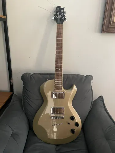 Guitarra Cort - Z-44 (estado de novo)