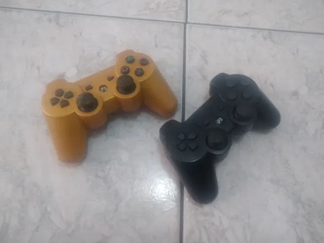Dois Controles PS3 (o preto é original)