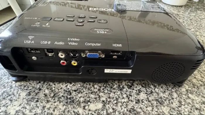 O modelo PowerLite S18+ possui 3.000 Lumens, tecnologia 3LCD, resolução SVGA, entrada HDMI