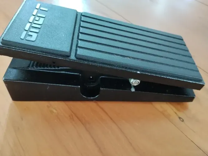 Vendo pedal Wah Wah Onerr Cryin em ótimo funcionamento.