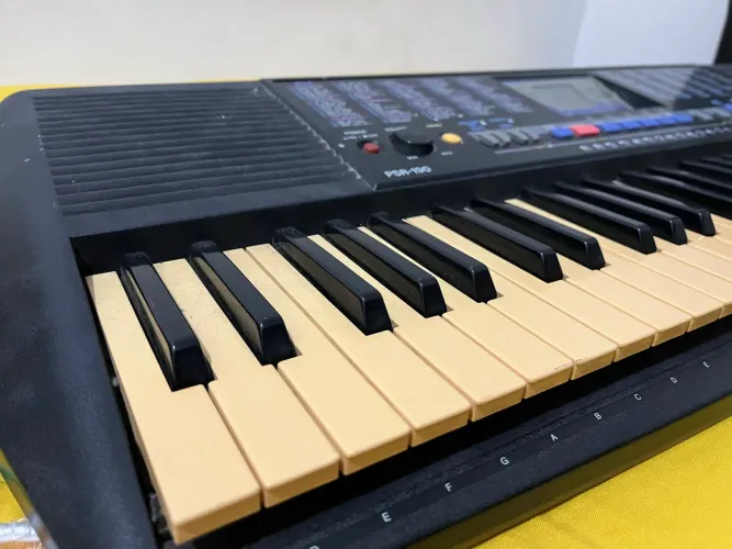 Teclado Arranjador Yamaha PSR-190 - (algumas teclas sem funcionar)