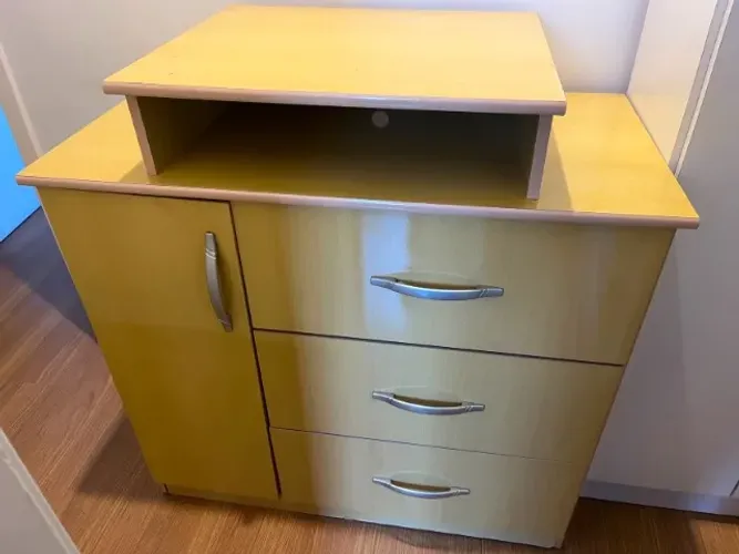 Cômoda com 3 Gavetas e Armário Lateral