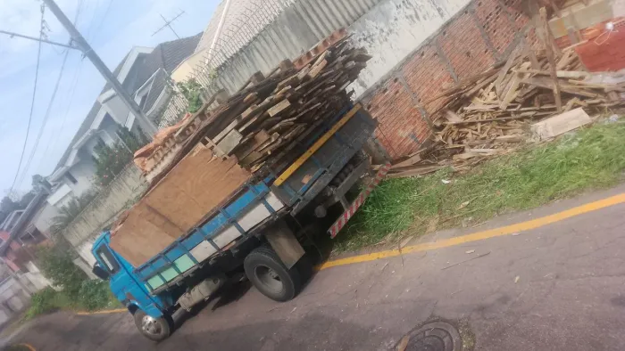 Sobras de obra madeira pós obra limpeza em geral