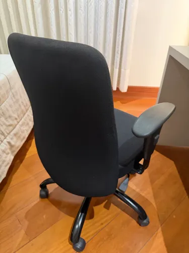 Cadeira de Escritório Executiva Giratória - Preta
