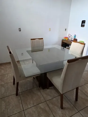 Vende-se Conjunto de Mesa de vidro de 8 lugares com 4 cadeiras