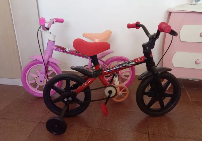 As duas bicicletas infantis .