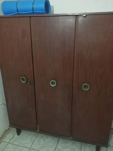 GUARDAR ROUPA TRÊS PORTAS 
