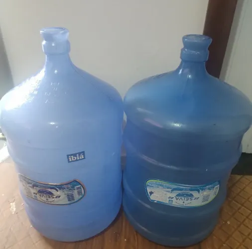 Vendo dois garrafão de água vazio 20 litros por 28 reais 