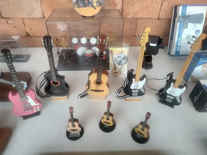 Miniaturas de violões, guitarras, baixos. 130,00 cada
