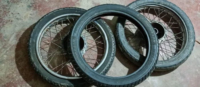 Rodas da cg com penel meia vida valor r$ 150 para sair logo upar com três pneus meia vida