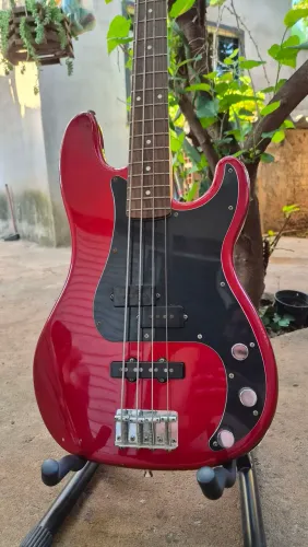 Baixo Fender Squier PBass